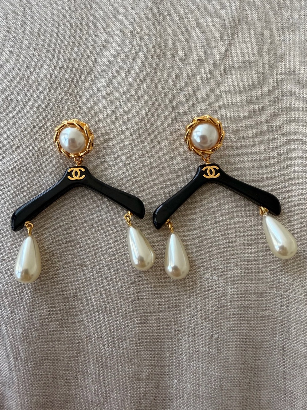 🖤Vintage CHANEL Black and White Pearl Drop Earrings✨ - Picture 4 of 11
